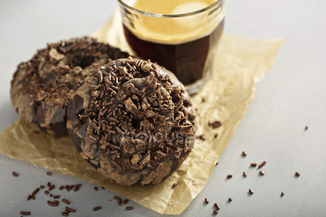 Schokolade altmodisch gebratener Donut mit Espresso im Glas — Stockfoto