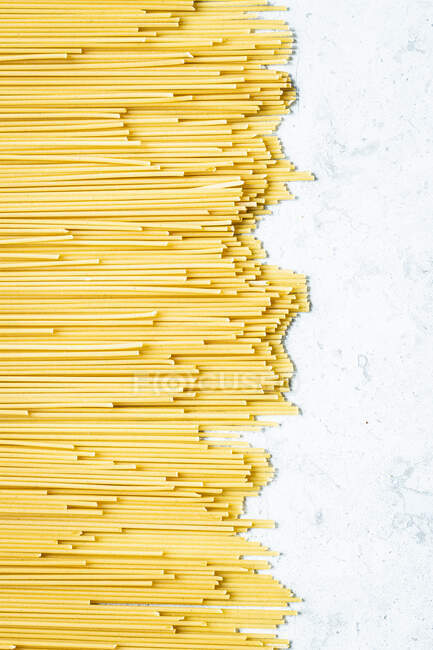 Primer plano de deliciosos espaguetis en blanco - foto de stock