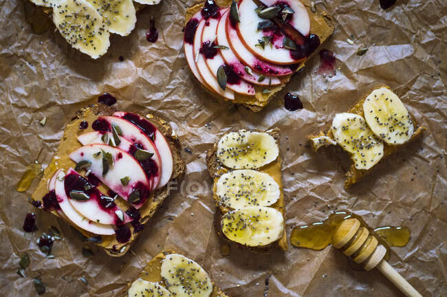 Peanut butter toast with fruit and honey — Foto stock