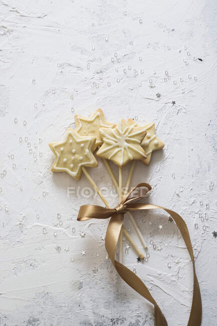 Star cookies on a stick, tied together with ribbon — Stock Photo