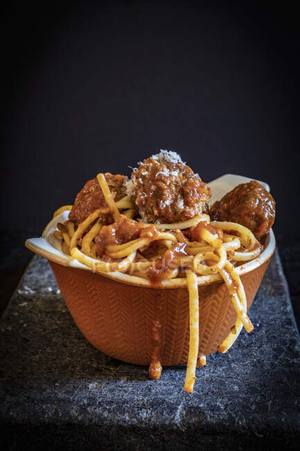 Spaghettis aux boulettes de viande dans un bol orange — Photo de stock