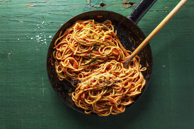 Espaguete clássico com molho de tomate e especiarias — Fotografia de Stock