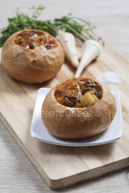 Close-up shot of delicious Goulash served in bread — Stock Photo