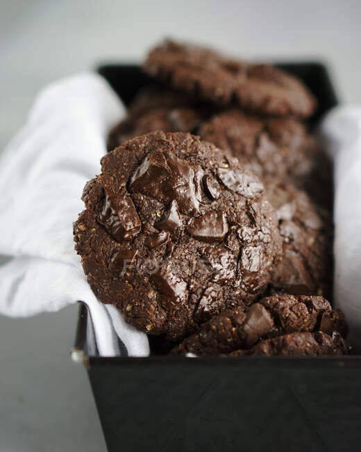 Biscuits au chocolat végétalien dans une boîte de pain noir — Photo de stock