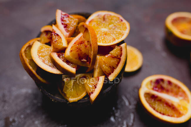 Close-up de deliciosos pedaços de casca de laranja sangue — Fotografia de Stock