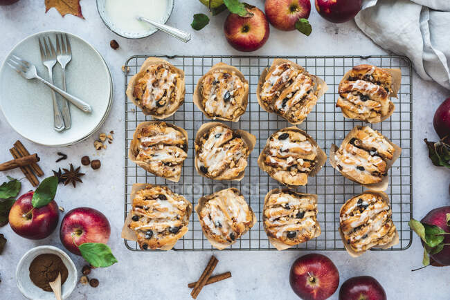 Muffins séparés aux pommes et aux noisettes sur une grille de refroidissement — Photo de stock