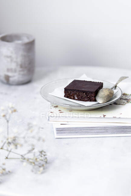 Vegan raw brownies with nuts and dates, on white marble background — Foto stock
