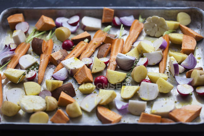 Gemüse in Scheiben geschnitten auf einem Backblech — Stockfoto