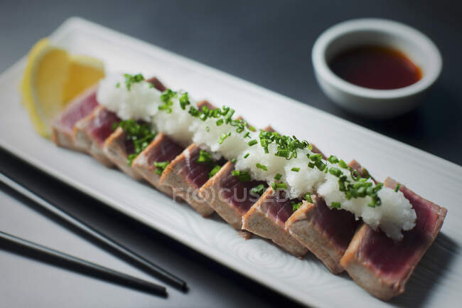 Tataki di tonno con daikon e limone, primo piano shot — Foto stock