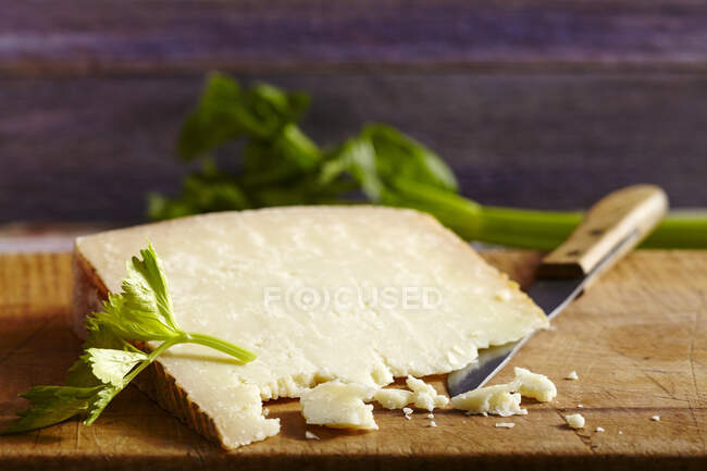 Пекорино сардо, твердий сир з овечого молока на дерев'яній дошці з ножем — стокове фото