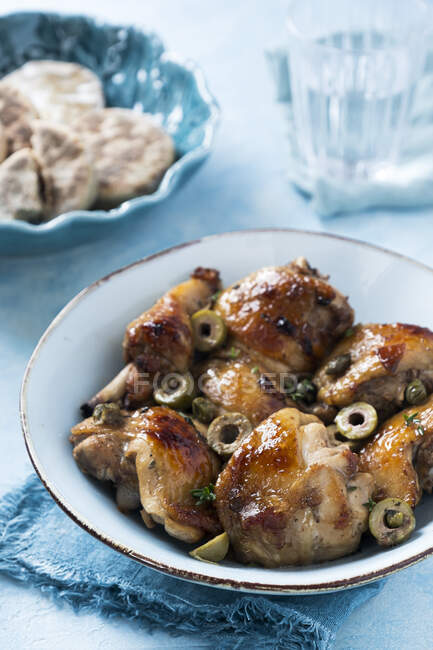 Roasted chicken with olives — Stock Photo