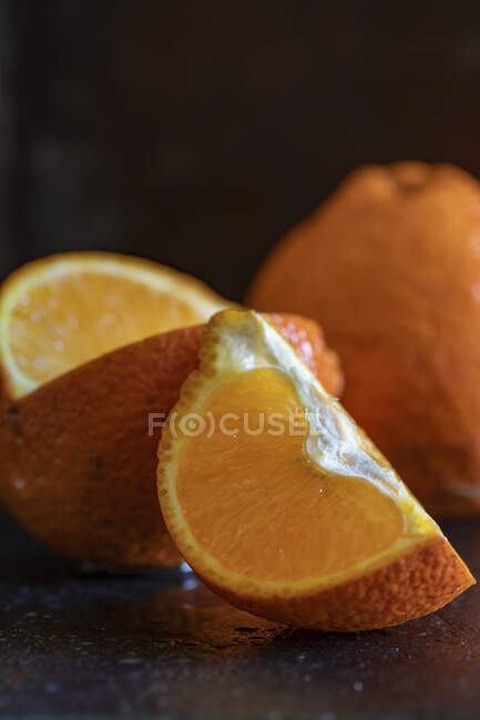 Primer plano de deliciosa naranja en rodajas - foto de stock