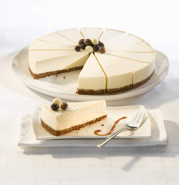 Vanilla cheesecake with a biscuit base serves fourteen — Stock Photo