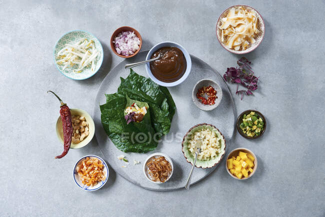 Wild pepper leaf wraps with tamarind sauce (Vietnam) — Stock Photo