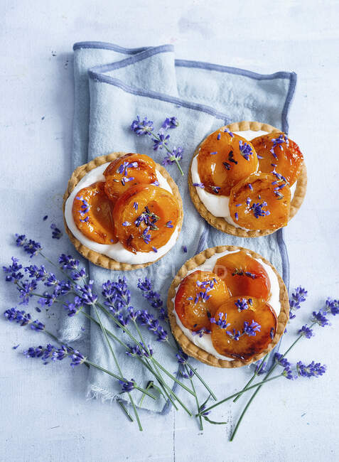Tartlets with caramelized apricots and lavender flowers — Stock Photo