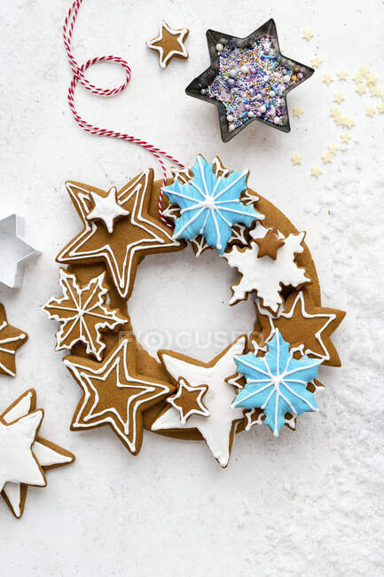 Gingerbread wreath with stars, festive decoration — Stock Photo