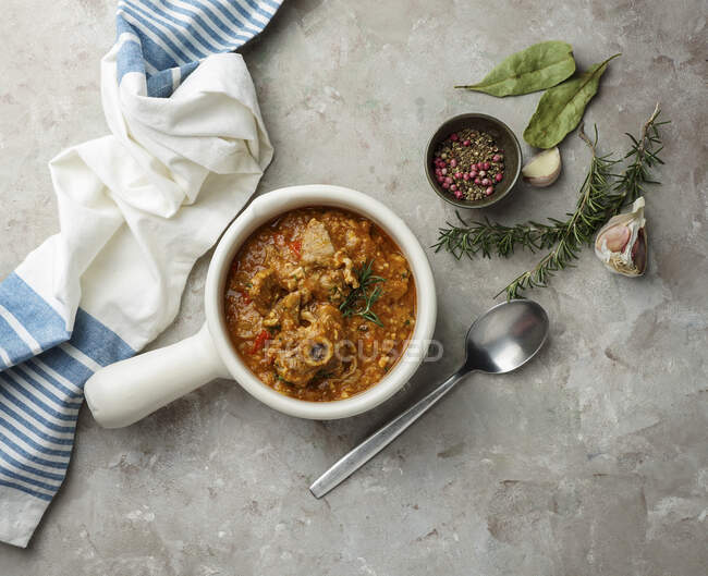 Домашний куриный суп с овощами и травами — стоковое фото