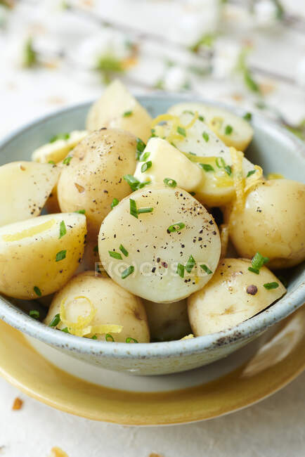 Lemon baked potatoes in blue plate — Stock Photo