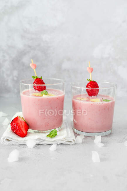 Smoothie mit Milchbanane und frischen Erdbeeren — Stockfoto