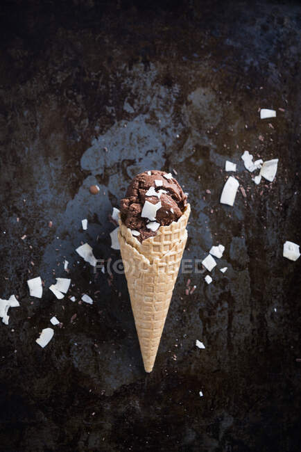 Крупный план вкусного веганского шоколада и кокосового мороженого в конусе — стоковое фото