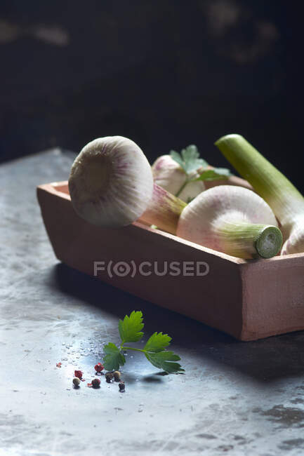 Fresh garlic in a bowl with parsley — Stock Photo