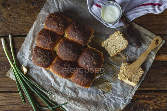 Крупным планом вкусные булочки из цельной пшеницы — стоковое фото