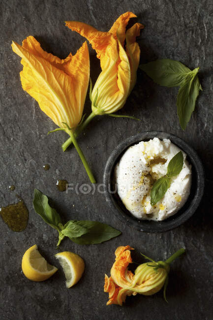 Fleur de courgette avec mozzarella et basilic — Photo de stock
