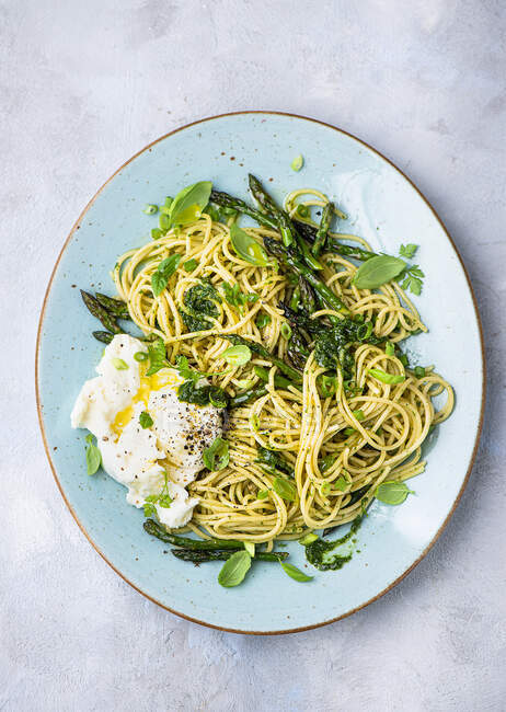 Espaguetis con pesto y espárragos verdes - foto de stock
