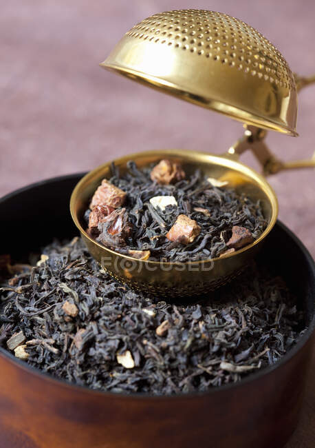 Gros plan de délicieux thé noir aromatisé — Photo de stock