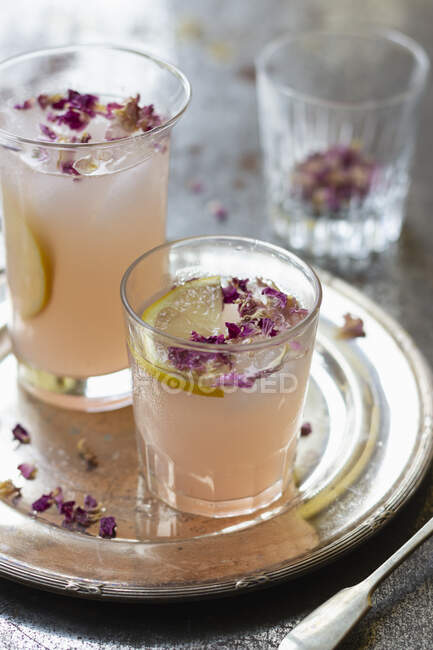 Rhubarb sharbat with rose water and rose petals — Stock Photo