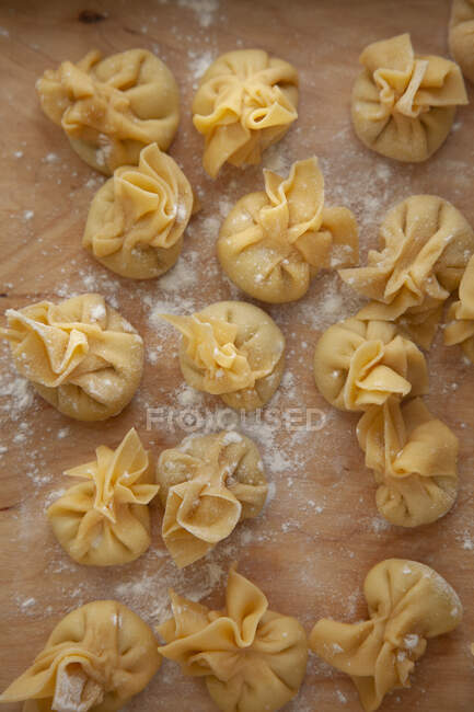 Dumplings sobre uma superfície de trabalho com farinhas — Fotografia de Stock