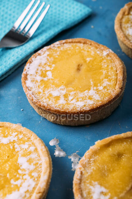 Міні-лимонні пироги з короткою хлібною скоринкою — стокове фото