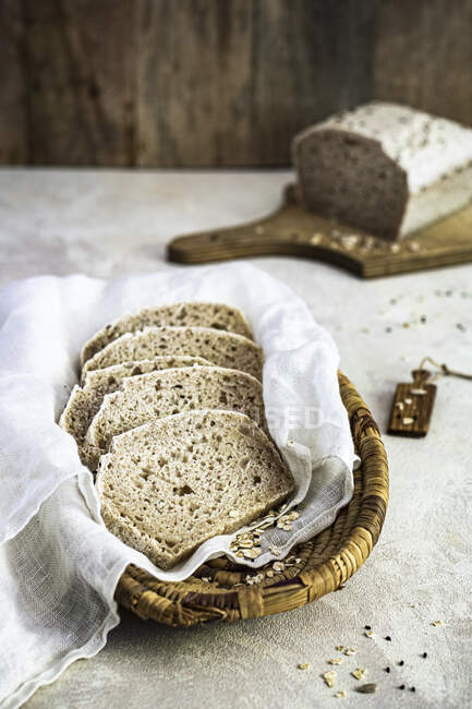 Pane lievito madre senza glutine tagliato a fette e servito in mini cestino — Foto stock
