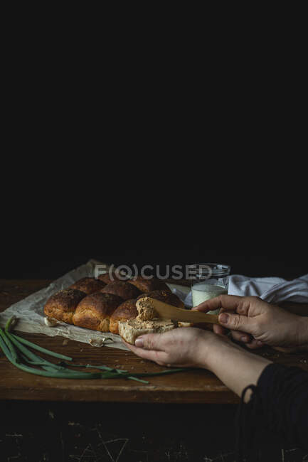 Espalhando paté em pães caseiros — Fotografia de Stock