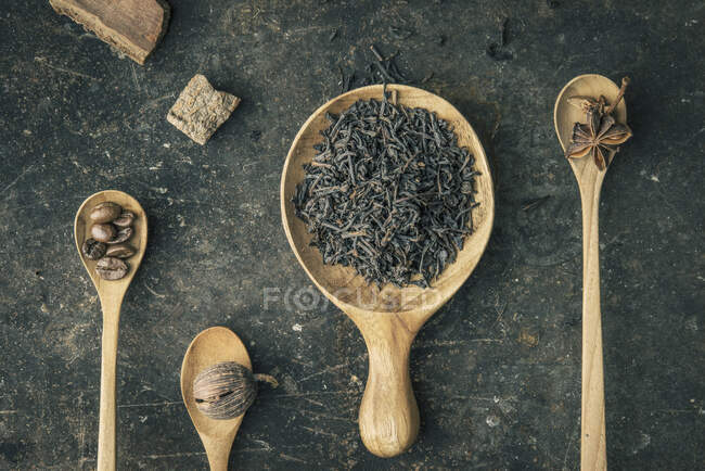 Close-up shot of delicious Tea leaves and spices — Stock Photo