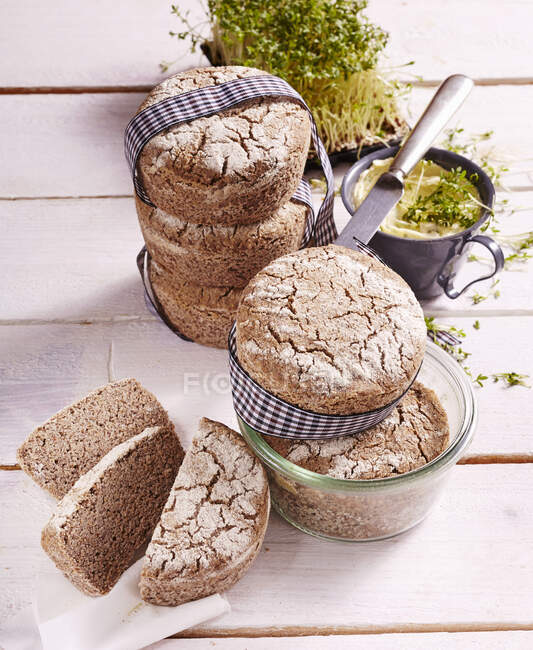 Baked yeast bread with buckwheat and popped amaranth in glass — Stock Photo