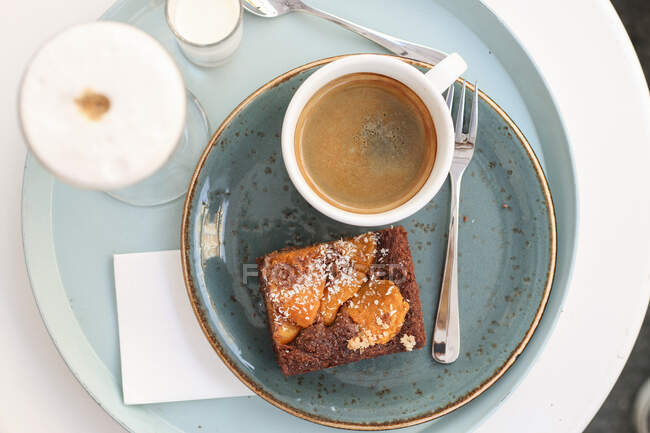 Cafe lungo mit einem Stück Aprikosenkuchen — Stockfoto