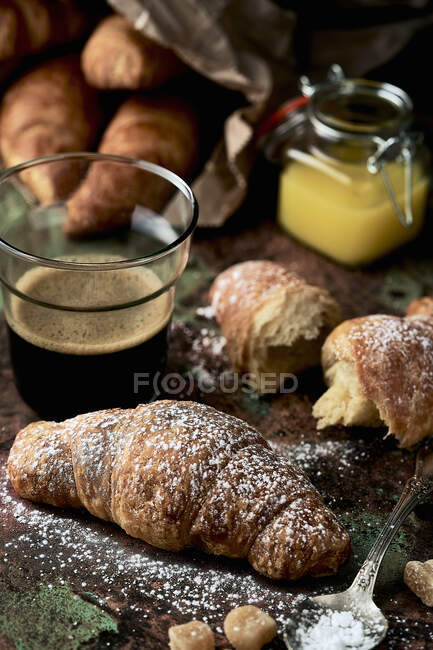 Nahaufnahme von Kaffee und Croissant — Stockfoto