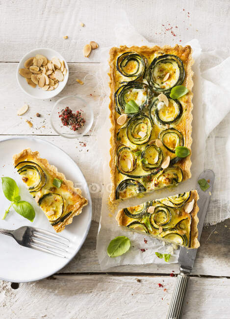 Vegetarische Zucchini-Rosen und Feta-Käse-Quiche mit gerösteten Mandeln — Stockfoto