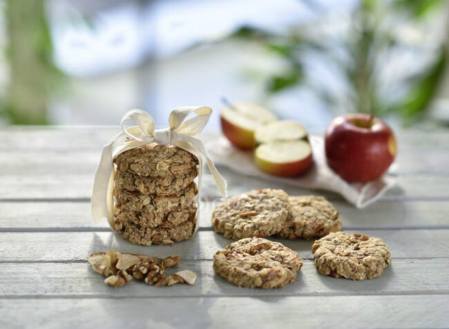 Biscoitos de aveia com nozes e maçãs frescas na mesa ao ar livre — Fotografia de Stock
