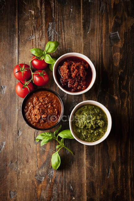 Italian sauces - Pesto, tomato sauce, sauce Bolognese — Stock Photo