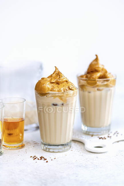 Dalgona Coffee - пінка для повітряної кави з холодним молоком — стокове фото
