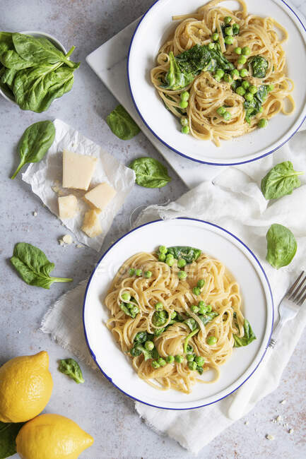 Nudeln mit Spinat, grünen Erbsen und Zitrone — Stockfoto