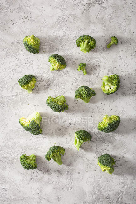 Floretas de brócolis numa superfície cinzenta — Fotografia de Stock