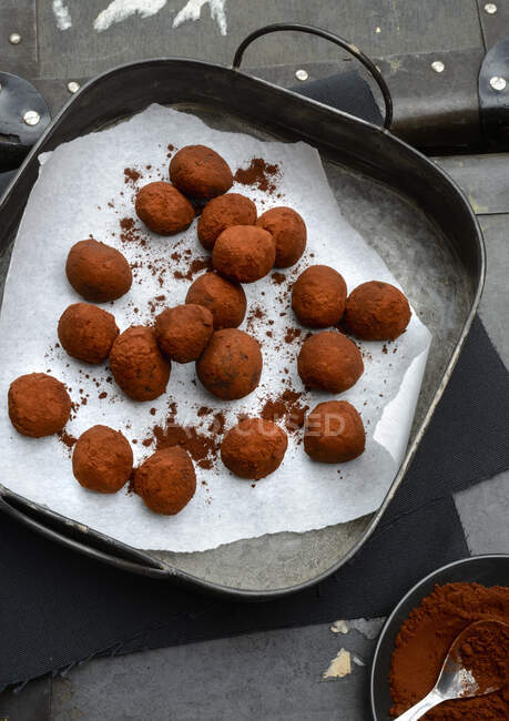 Trufas de frijol con cacao en polvo - foto de stock