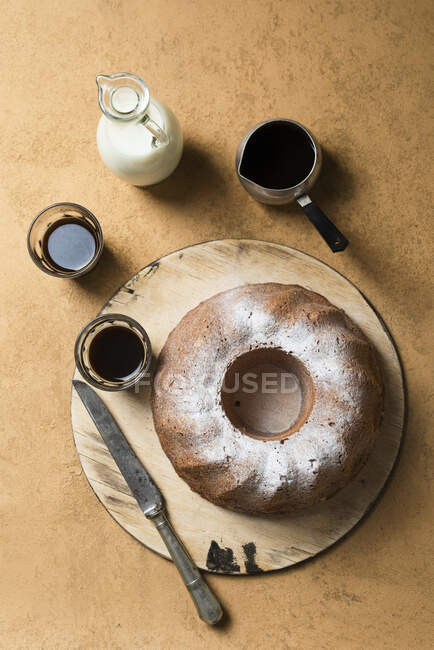 Close-up shot of Bundt with coffee and milk top view — Fotografia de Stock