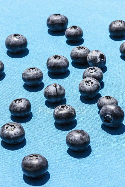 Mirtilli freschi su sfondo blu — Foto stock