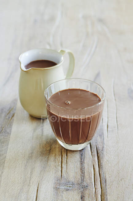 Primer plano de deliciosa leche de chocolate - foto de stock