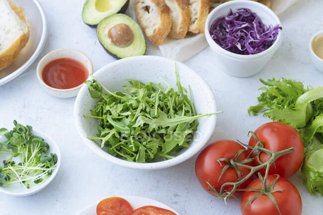 Verschiedenes Gemüse und Salat — Stockfoto