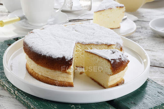 Gâteau au citron sur la table — Photo de stock